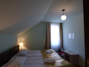 En eller flere senge i et værelse på Anano Guest House