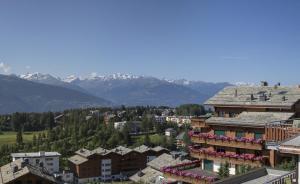 Vista generica sulle montagne o vista sulle montagne dall'interno dell'hotel