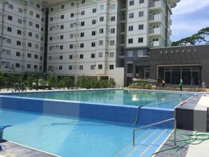 Bazén v ubytovaní Staycation condo with pool near SM Tungko, Bulacan alebo v jeho blízkosti