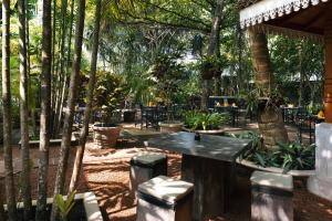 Jardí fora de Amal Beach Hotel