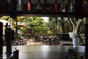 Jardí fora de Amal Beach Hotel