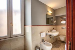 bagno con 2 servizi igienici e lavandino di Hotel Taormina a Roma