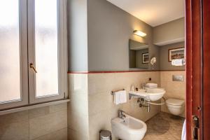 Koupelna v ubytování Hotel Taormina + 24 fotografií