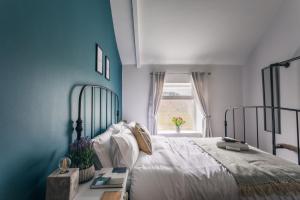 Giường trong phòng chung tại Harpur Cottage