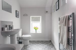 Phòng tắm tại Harpur Cottage +26 ảnh