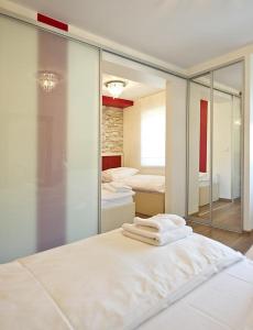 - une chambre avec 2 lits et un grand miroir dans l'établissement Jagiellońska, à Zakopane