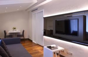 イスタンブールにあるNish İstanbul Suites & Hotelのリビングルーム(壁に大画面薄型テレビ付)