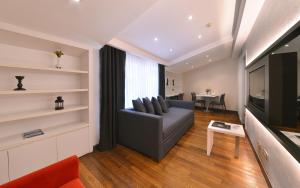 un soggiorno con divano e TV di Nish İstanbul Suites & Hotel a Istanbul