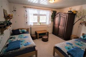 a bedroom with two beds and a window at Ferienwohnung Hopfinger in Hohenau