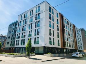 een groot wit gebouw met ramen aan een straat bij Cozy Home Apartment - Tallinn City Center in Tallinn