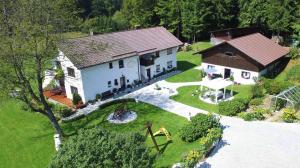 an aerial view of a house with a yard at Ferienwohnung Hopfinger in Hohenau