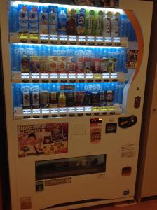una máquina expendedora llena de botellas de soda en Hotel 1-2-3 Shimada, en Shimada
