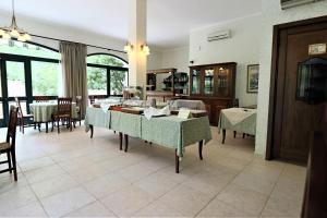 un salon avec des tables et des chaises ainsi qu'une salle à manger dans l'établissement Dimora Relais Excelsa, à Gallipoli