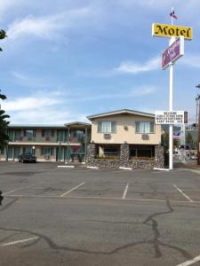 een lege parkeerplaats voor een motel bij Knights Inn Motel in Grants Pass