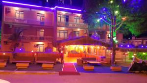 切什梅Grand Yayla Hotel的建筑前灯亮的酒店