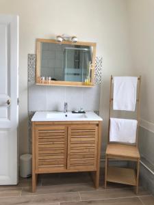 サンリスにあるLa bohème - Chambres d’hôtesのバスルーム(シンク、鏡、椅子付)