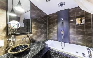 Um banheiro em Benikea Rich Diamond Hotel