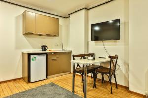 Кухня или мини-кухня в Modern Suites
