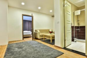 Koupelna v ubytování Modern Suites + 22 fotografií