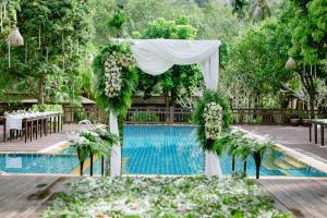 Bazén v ubytování Aonang Phu Petra Resort, Krabi - SHA Plus nebo v jeho okolí