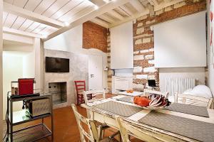 uma cozinha e sala de jantar com mesa e cadeiras em Le Cadreghe Apartments em Verona