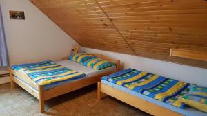 Tempat tidur dalam kamar di Gospodarstwo Agroturystyczne Dolina Zachwytu