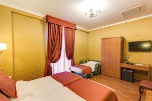 Postel nebo postele na pokoji v ubytování Hotel Impero