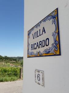 un panneau indiquant la villa ricordo sur un bâtiment dans l'établissement Villa Ricardo, à Alcobaça