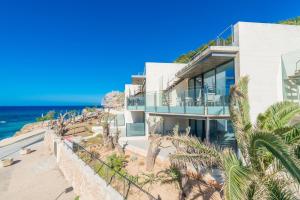 een foto van een huis op het strand bij Mirador Blue D - Cala Sant Vicenç in Cala de Sant Vicent