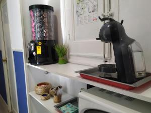 Una cafetera negra en una encimera de la cocina en Hostal Abitum Madrid, en Madrid
