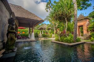 einen Pool in einem Haus mit einem Brunnen in der Unterkunft Arma Museum & Resort in Ubud