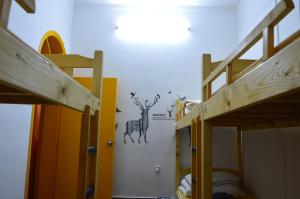 Palanda nebo palandy na pokoji v ubytování No. 6 Cuobian Hostel