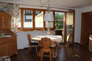 - une cuisine avec une table à manger et des chaises dans l'établissement Haus Alpenblick, à Oberjoch