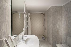 A bathroom at Airotel Stratos Vassilikos Hotel