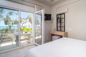 1 dormitorio con cama y vistas al océano en Fata Morgana Studios & Apartments, en Frangokastello