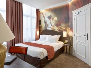 une chambre d'hôtel avec un lit orné d'une peinture murale. dans l'établissement Hotel De Guise Nancy Vieille Ville, à Nancy