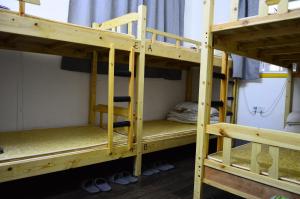 Palanda nebo palandy na pokoji v ubytování No. 6 Cuobian Hostel