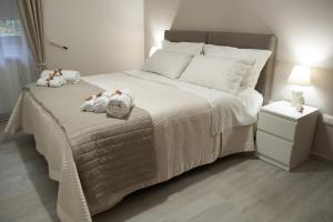 a bedroom with a large bed with stuffed animals on it at L' albero di giada in Caserta
