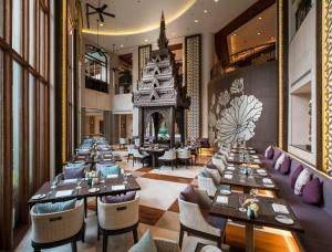 A seating area at Chatrium Hotel Royal Lake Yangon