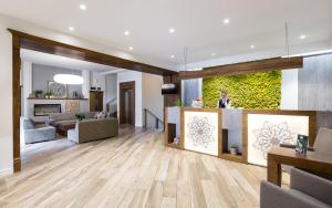 salon z drewnianą podłogą i salonem z kanapą w obiekcie Kocierz Resort w mieście Targanice +37 zdjęć