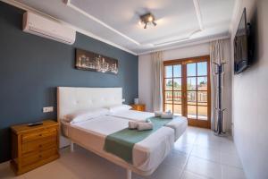 1 dormitorio con 1 cama grande y TV en Villa Palmera en Ibiza