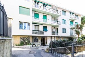 an apartment building with balconies and a courtyard at Grazioso appartamentino a due passi dalla pista ciclabile con Giardino e Garage in Sanremo