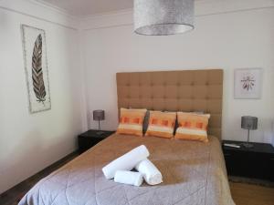 ein Schlafzimmer mit einem großen Bett mit zwei Kissen in der Unterkunft Quinta dos Carvalhais - Serra da Estrela in Fornos de Algodres
