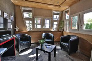 Posezení v ubytování Hôtel Restaurant La Charrue