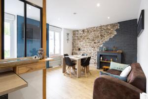 ein Wohnzimmer mit Couch und Kamin in der Unterkunft Les Bois Flottés in Saint-Malo