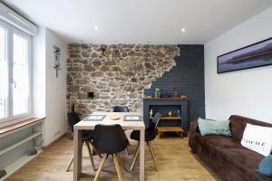 ein Wohnzimmer mit Tisch und Couch in der Unterkunft Les Bois Flottés in Saint-Malo + 10 Fotos