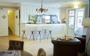 a living room with a table and bar with stools at Korstäppans Herrgård in Leksand