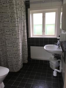 Ett badrum på Vadstena Vandrarhem-Hostel
