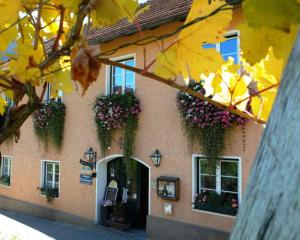 a building with flowers on the side of it at Weingut Donabaum "In der Spitz" in Spitz