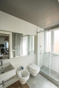 een badkamer met een toilet, een wastafel en een douche bij Olive Loft in Florence +59 foto's